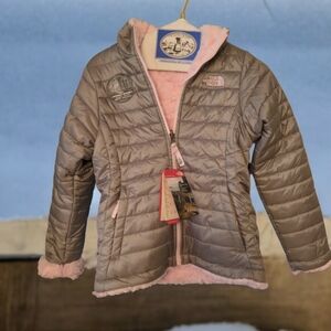 The North Face Girls Reversible Mossbud Swirl Jacket Pink Fur Youth Medium NWT